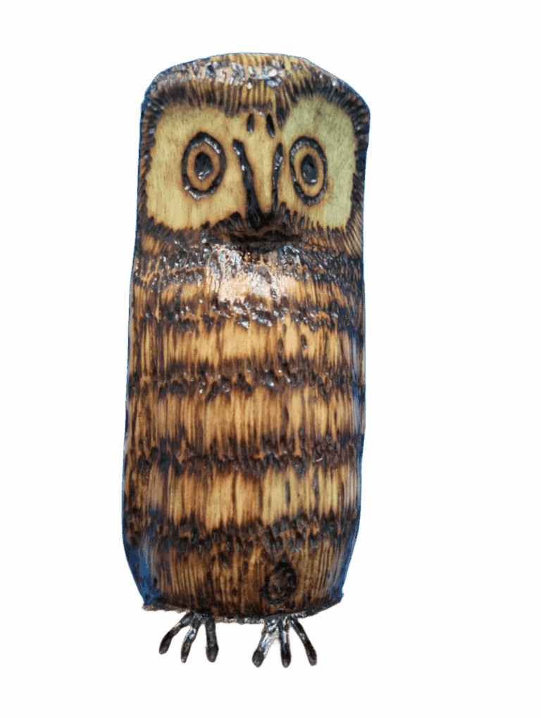 Búho tallado en madera